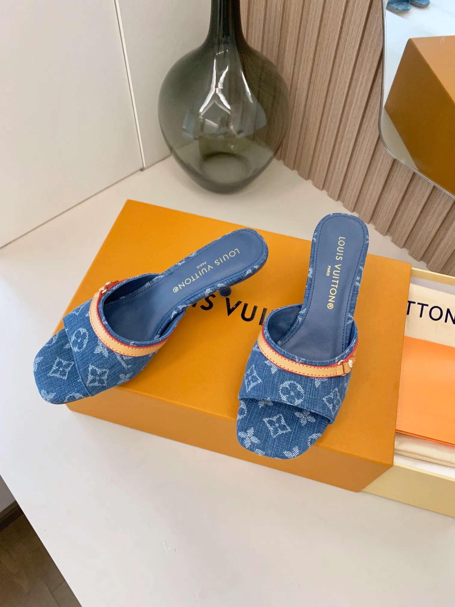 👟👟Ex-factory price 440👟👟 Women's shoes, women's clothing, women's shoes, women's clothing LV ss24 new arrival～Spring and summer single cat-heeled slippers. The brown leather with tannin color is so brilliant! The perfect kitten heel, which is just right, is high-end, classic, sexy and comfortable, and it has full marks for summer shoes 💯 It is a must-have item to match! Material: Denim➕Cow leather Lining: Full sheepskin for foot pads Outsole: Genuine leather outsole Shoe size: 34-40